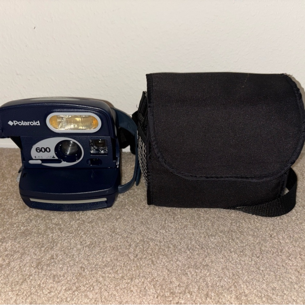 Vintage POLAROID 600 FILM CAMERA Navy has handle Tested needs film with case